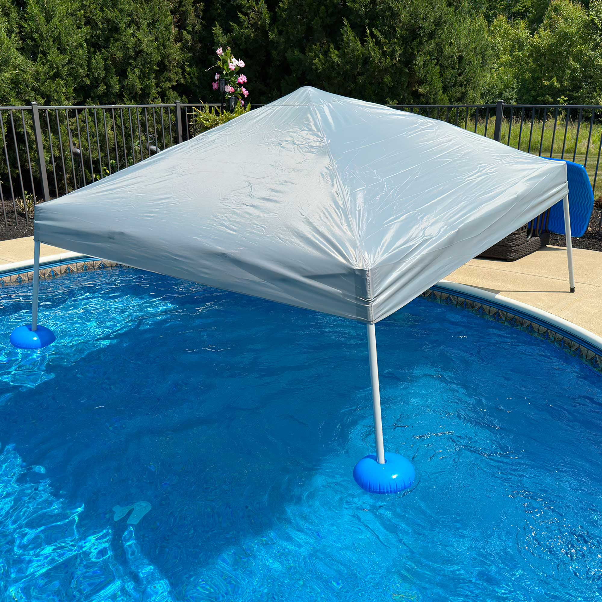 Auvent de piscine flottant Sunjoy 10' × 10' Gazebo pop-up en tissu gris, tente flottante à cadre en acier et aluminium avec flotteurs en PVC, pompe à air manuelle et sac de transport