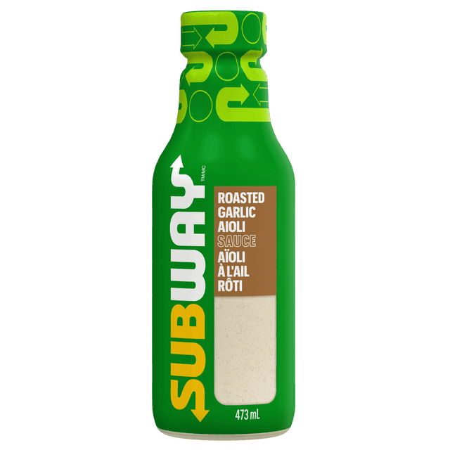 Subway Sauce - Aïoli à l'Ail dans une Bouteille en Plastique Verte de 473 ml avec Marquage Subway Jaune et Blanc et Étiquette Brune Indiquant la Sauce Aïoli à l'Ail Rôti en Anglais et en Français, Montrant un condiment Texturé Crémeux à l'Intérieur, Convient pour Rehausser les sandwiches et les Tartinades.