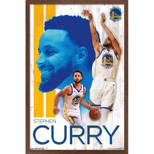 NBA Golden State Warriors - Affiche Murale Stephen Curry 19, 22,375 Pouces x 34 Pouces Encadrée Présentant Deux poses d'Action de Stephen Curry en Uniforme des Golden State Warriors Blanc avec accents Bleus et Jaunes, l'Un Dribble un basketball et l'Autre Tir, sur Fond de Planches de Bois Blanches avec une Grande silhouette Bleue et des Rayures Verticales Jaunes, logo des Golden State Warriors en Haut à Droite, et Texte « Stephen Curry » en Bas. Cette Affiche Encadrée