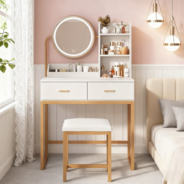 Vabches Ensemble de Coiffeuse avec Lumières et Miroir Rond, Comprenant une Coiffeuse Moderne Blanche avec accents Dorés, un Miroir à DEL Rotatif à 360° Offrant des modes de Lumière Chauds, Naturels et Frais, et un Tabouret Rembourré. le Bureau Comprend Deux Tiroirs Spacieux, Trois Étagères Ouvertes et Deux Plateaux pour un Rangement Organisé des Cosmétiques, des Outils pour Cheveux et des Bijoux. un Support de Sèche-Cheveux Intégré Ajoute de la Commodité, et le Cadre Métallique Robuste Assure la Durabilité. Présenté dans un Cadre de Chambre Douillet avec des Murs Rose Doux et un Éclairage Élégant.