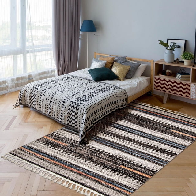 ECARPET Tapis Sud-Ouest pour Couloir, Cuisine Linear Collection Tapis Intérieur à Rayures Linéaires en Noir, beige, Bleu et Tons Rouille, Mesurant 2 Pieds7 Pouces x 8 Pieds4 Pouces, Posé sur un parquet Léger à Côté d'Un Lit en Bois avec Literie Géométrique Noir et Blanc dans une Chambre Lumineuse avec Rideaux Transparents et un Buffet en Bois.