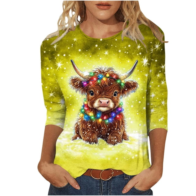 Staron Vente de Liquidation Hauts pour Femmes à Manches 3/4 avec un Motif d'Animal de Dessin Animé d'Une Vache Brune Enveloppée de Guirlande Lumineuse Colorée sur un Fond Jaune Vif. Col Ras du Cou, style Décontracté et Habillé, en polyester, Idéal pour l'Été. Coupe Régulière avec Fermeture à Enfiler, Convient comme Tuniques pour Femmes Ou Hauts Habillés Décontractés.