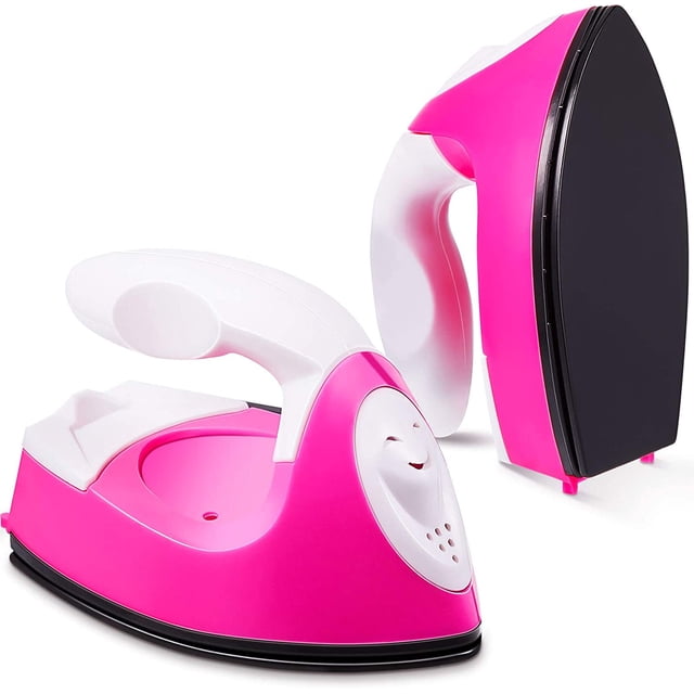 Mini Fer à Repasser Électrique avec Base de Chargement et Accessoires, Conçu en Rose et Blanc avec une Semelle Lisse Noire. Ce Fer de Voyage portable Est Parfait pour l'Artisanat, les Projets DIY et les applications de Transfert Thermique. Léger et Adapté à des Tissus comme le Coton, la Laine et le polyester.