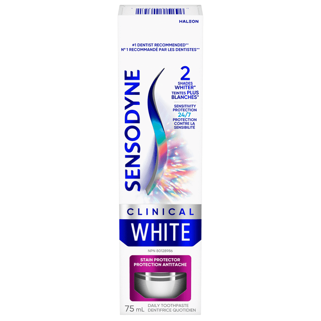 Sensodyne Clinical White Dentifrice à la Menthe pour Dents Sensibles, Protecteur de Taches dans une Boîte Rectangulaire Blanche de 75 ml avec accents Bleus et Argentés, Présentant un Texte Bilingue sur 2 Nuances de Dents Plus Blanches et une protection de Sensibilité 24/7, un design Courbé Holographique, et Étiquette de protection contre les Taches, Convient aux Soins Buccodentaires Quotidiens et à la Sécurité de l'Émail.