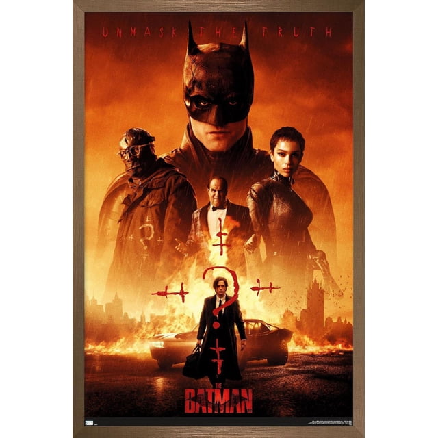 DC Comics Film The Batman - Affiche Murale d'Une Feuille, 22,375 Pouces x 34 Pouces Encadrée Représentant un Paysage Urbain orange Ardent avec la silhouette de Batman's cowl en Arrière-Plan et Trois Personnages devant, Dont un en Complet Tenant un Sac, Superposée avec des Points d'Interrogation Rouges et des Symboles Cryptiques.