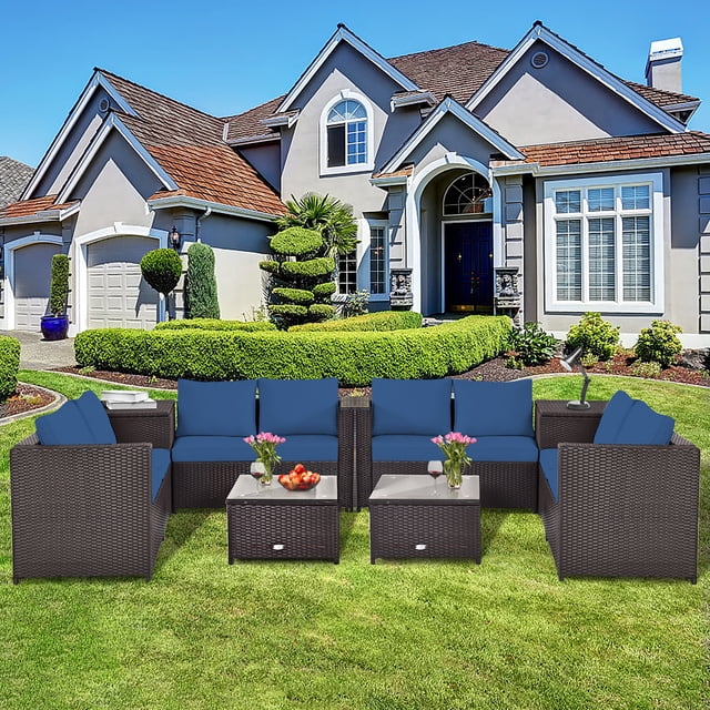 Costway Ensemble de 8 Pcs de Meubles d'Extérieur en Rotin pour Patio avec Coussins, Causeuse et Table de Rangement, Bleu Marine. Cet Ensemble Comprend Quatre Causeuses, Deux tables Basses avec Dessus en Verre Trempé et Deux tables d'Appoint avec Rangement. Fabriqué avec un Rotin Résistant aux Intempéries et un Cadre en Acier durable, Il Comprend des Coussins Bleu Marine avec une Épaisseur de 4 Pouces pour un Confort Accru. Convient aux patios, porches, Jardins Ou Zones au Bord de la Piscine, la Conception Modulaire Offre un Espace pour des Couvertures, des Livres Ou des Collations. Exposé dans un Cadre Paysager