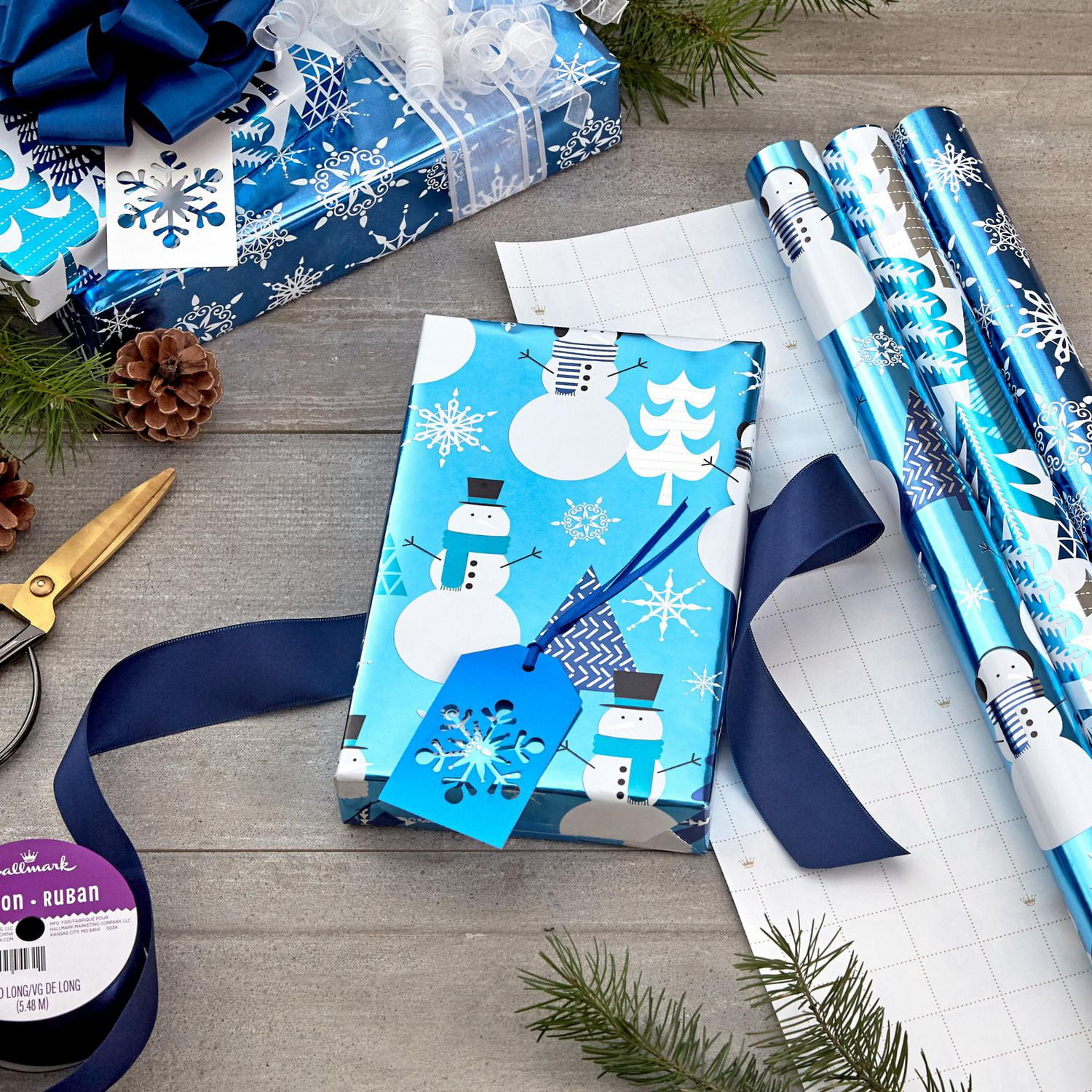 Papier d'emballage Hallmark de Noël, bleu métallisé, avec lignes de découpage au verso (3 rouleaux : 60 pieds carrés au total), bonshommes de neige, flocons de neige, sapins de Noël