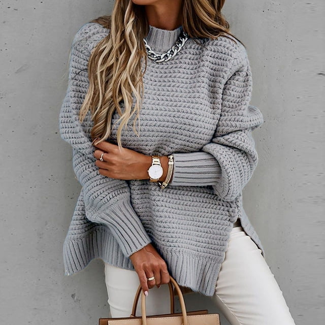 Aqestyerly Chandail à Manches Longues Uni pour Femme à Col Rond en Tricot Gris, Montré dans un Cadre Décontracté. le Chandail Présente un design en Tricot Texturé, des Poignets Côtelés et une Coupe Décontractée, Idéal pour Superposer par Temps Plus Frais. Style avec Pantalon Blanc et Accessoirisé avec un Collier Chaîne et une Montre.