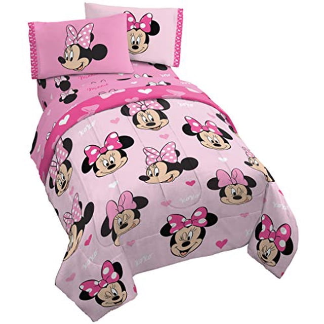 Disney Minnie Mouse Cœurs et Amour Ensemble de Lit 5 Pcs Format Double Comprenant une Couette Réversible, un Ensemble de Draps et des Taies d'Oreiller. la Literie Met en Valeur un Fond Rose avec Plusieurs illustrations de Minnie Mouse, des Cœurs et des Nœuds. Fabriquée en Microfibre super Douce et Résistante à la Décoloration. Produit Officiel Disney par Jay Franco.