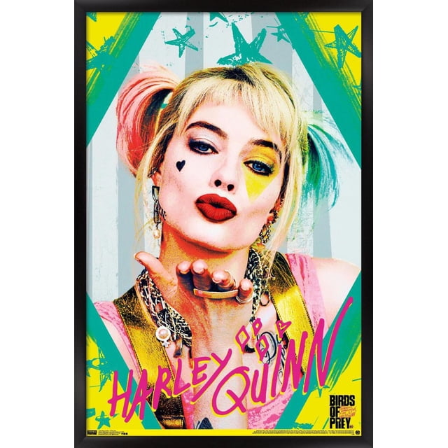 DC Comics Film - Oiseaux de Proie - Harley Quinn - Affiche Murale Kiss, 22,375 Po x 34 Po Montrant une Affiche Colorée de Harley Quinn avec des Queues de Cochon Roses et Bleues, Portant un Haut Rose et des Bretelles Dorées, Soufflant un Baiser. l'Arrière-plan Présente des accents d'Étoiles Sarcelle et Jaune avec un Texte Audacieux « Harley Quinn » Rose et un logo « Birds of Prey », Idéal pour une Déco Murale Vibrante.