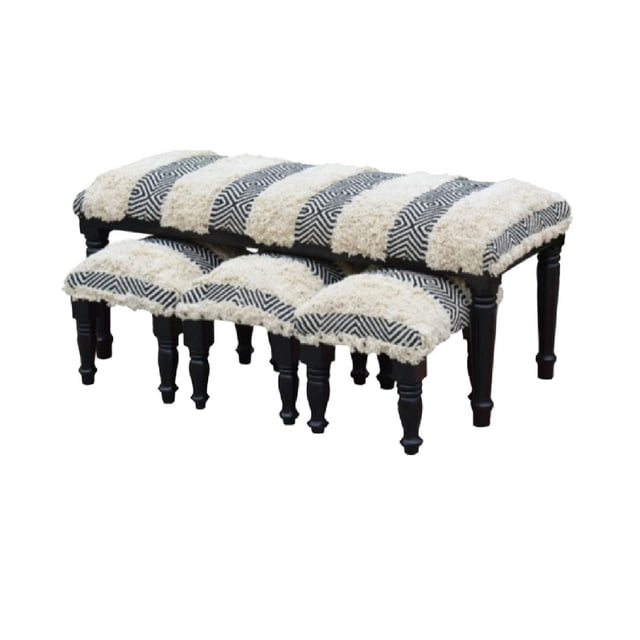 Ensemble de Banc et Tabourets en Bois de 4 Pcs (Tousled Geo) avec un Banc de 42 L x 15 L x 18 H et Trois Tabourets Comprenant des Pattes Tournées en Bois Noir et des Sièges Rembourrés en Lin, Motif Géométrique à Rayures shaggy Crème et Noir, Idéal pour l'Entrée Ou le Salon, Convient à une Utilisation Intérieure Ou Extérieure.