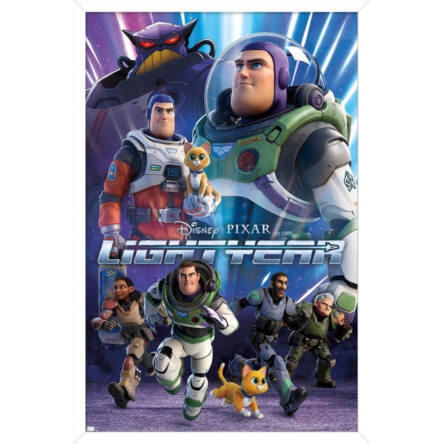 Disney Pixar Lightyear - Affiche Murale de Groupe avec Cadre Magnétique, 22,375 Pouces x 34 Pouces Présentant une Impression Brillante et Haute Résolution de Personnages Lightyear, Dont un Grand robot aux Yeux Rouges, Deux Astronautes en Combinaisons Espace Vert-Blanc et orange-Blanc, et Deux Petits Chats Orange. Quatre Figurines Blindées Courent vers l'Avant sur une surface Texturée Violette avec un Fond Spatial Étoilé et des Faisceaux de Lumière Rayonnants. le Cadre Magnétique Blanc Est Facile à Accrocher, Idéal pour la Déco de la Maison Ou les Fêtes à Thème