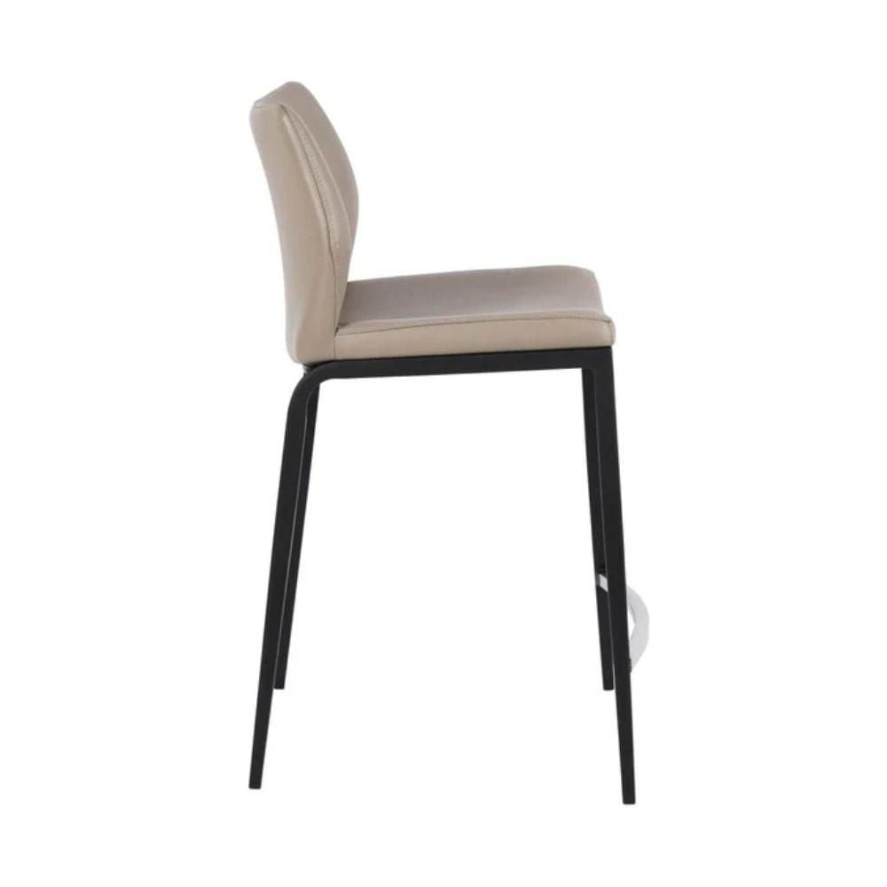 Tabouret de bar incurvé de couleur crème Avec un design incurvé parfait et des pieds en métal élégants