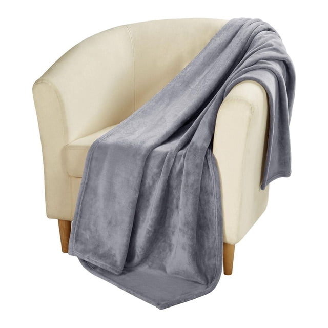 hometrends Jeté en Velours Peluche Gris Drapé sur un Fauteuil Crème avec Pattes en Bois, Doté d'Un Tissu en Velours Doux et Pelucheux et d'Une texture Lisse, Parfait comme Couverture Jetée Confortable pour Salons Ou Chambres et Souvent Utilisé comme Couche Supplémentaire pour la Chaleur.