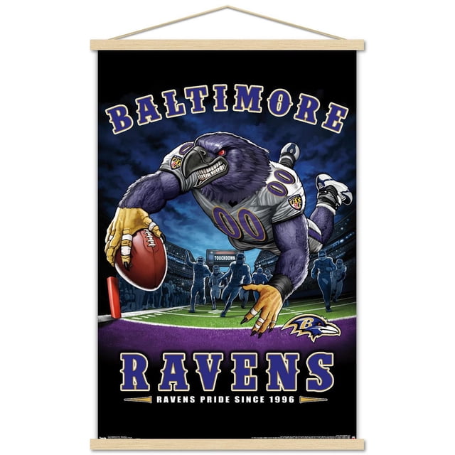 NFL Baltimore Ravens - Affiche Murale End Zone 17 Représentant la Mascotte des Baltimore Ravens, un Corbeau Violet avec un Chandail de football Blanc Numéroté 00, Plongeant pour Marquer un Touché sur un Terrain Vert avec une Foule de Stade et des Joueurs en Arrière-Plan, avec Texte Audacieux des Baltimore Ravens et le logo de l'Équipe sur Gazon End Zone Violet, Idéal pour la Déco de Chambre de fan de sports.