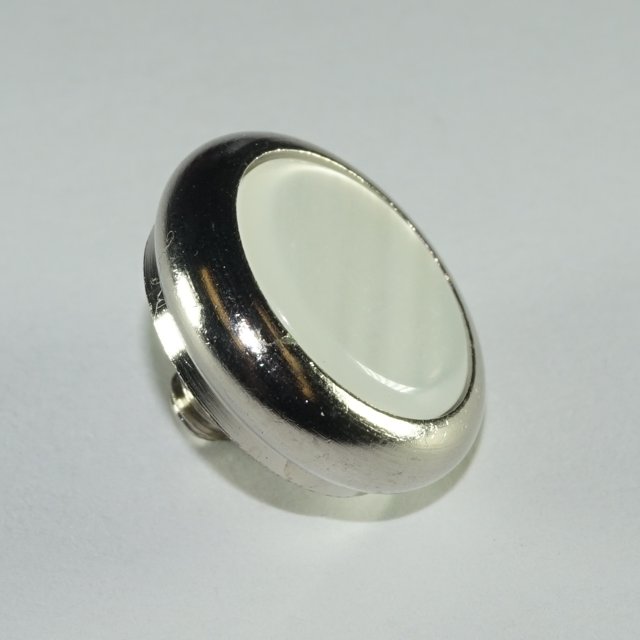 Jupiter Trompette Cornet Flûgelhorn Valve Corne Alto Bouton de Doigt avec Perle, Conçu pour le Remplacement d'Instrument en Laiton. Doté d'Un Rebord Métallique Poli et d'Un Centre Perlé Lisse. Compatible avec les Modèles Jupiter Tels Que JTR-308, JCR-520M, JFH-846 et JAL-456.