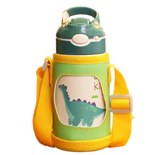 Bouteille d'Eau pour Tout-Petit à Couvercle Rabattable avec Ensemble de Gobelets en Plastique TRITAN durable, Présentant un Corps Vert avec un Motif de Dinosaure et une Sangle Jaune Ajustable. la Bouteille Comprend un Couvercle Rabattable, une Paille Détachable et un Anneau de Transport pour une Portabilité Facile. Convient aux sports des Enfants, aux Voyages et à l'Hydratation Quotidienne.