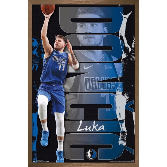 NBA Dallas Mavericks - Luka Doncic 19 Affiche Murale, 22,375 Pouces x 34 Pouces Représentant Luka Doncic dans un Numéro de Maillot Bleu des Dallas Mavericks 77, Sautant avec un Ballon de basketball. l'Affiche Comprend un Grand Texte « Doncic » Stylisé, un Gros Plan en Niveaux de Gris de Son Maillot, et le logo des Dallas Mavericks au Bas. Imprimée sur Papier Lustré, Idéale pour une Déco Murale à Thème Sportif.