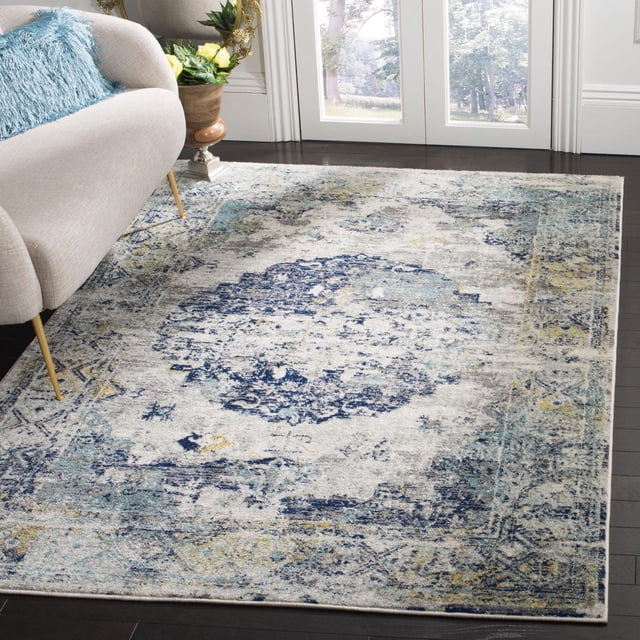 SAFAVIEH Madison Emil Tapis à Médaillon Surteint avec Mélange de Polypropylène Tissé Mécaniquement Présentant un Motif Géométrique de Médaillon Bleu, Gris et Jaune Usé, Exposé sur des Planchers de Bois Franc Sombres à Côté d'Un sofa beige, Idéal pour Rehausser la Déco de Maison Transitionnelle avec un style durable et Facile d'Entretien.