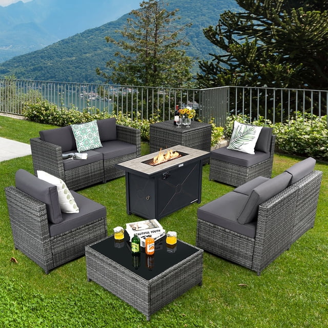 Gymax Ensemble de Meubles de Patio en Rotin 9 Pcs Gris avec une table à Foyer de 42 Pouces Offrant une Puissance de Chaleur de 60 000 BTU, sofas Modulaires avec Coussins Doux, une table Basse et une Boîte de Rangement. Idéal pour les Ensembles de conversation de Patio Extérieur, Complet avec Housses de Protection, Ensemble dans un Jardin Pittoresque avec Vue sur les Montagnes.