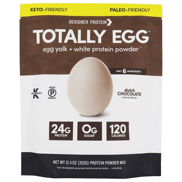 Designer Protein Totally Egg Poudre de Protéine Jaune d'Oeuf + Blanc Saveur Chocolat Hollandais, Pochette de 12,4 oz (352 g). l'Emballage Met en Valeur des Caractéristiques Clés comme 24 g de Protéines, 0 g de Sucre et 120 calories par Portion. Compatible Céto et Compatible Paléo, avec Seulement 6 Ingrédients, la Pochette Présente une image Centrale d'Un Oeuf sur un Fond Brun et Blanc.