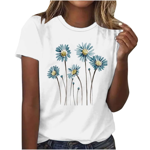 FAIWAD Hauts d'Été à Motif Floral pour Femmes, Col Rond Décontracté, T-Shirt à Manches Courtes Ample et Confortable, Chandail à Enfiler. un T-Shirt Blanc à Manches Courtes avec un Col Rond et un Imprimé Floral Mettant en Vedette des Marguerites Bleues avec des Centres Jaunes. Fabriqué en Matériau Léger et Respirant, Ce T-Shirt pour Femme à Coupe Décontractée Est Parfait pour les Tenues Décontractées d'Été, s'Agence Bien avec des jeans Ou des shorts.