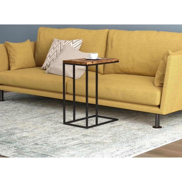 Safdie & Co. Table d'Appoint 20 L en Forme de C Brun Bois Récupéré Métal Noir avec Dessus Rectangulaire en Bois Récupéré et base en Forme de C en Métal Noir à Côté d'Un sofa en Tissu Jaune avec Coussins Beiges et à Motifs sur un Tapis à Texture Légère, Convient pour Tenir des Collations, des Boissons Ou un Portable dans un Salon.