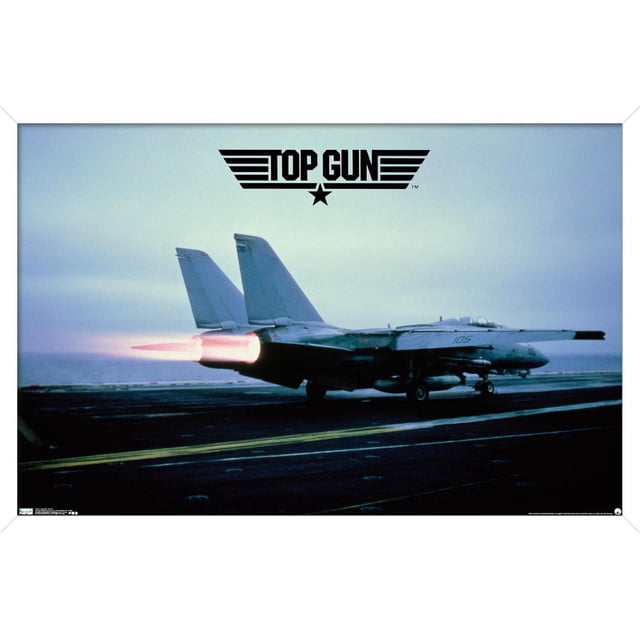 Affiche Murale d'Avion Maverick Top Gun, 22,375 Po x 34 Po Montrant une Vue Latérale d'Un jet de Chasse avec des Pistolets Allumés sur un Pont de Porte-Aéronef sous un Ciel Nuageux, Mettant en Vedette le logo Top Gun au-Dessus du jet, Idéal pour Ajouter une Déco à Thème Aviation aux Chambres, Bureaux Ou Dortoirs.
