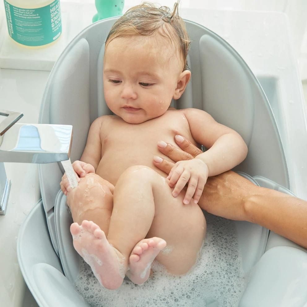 Frida Baby - Baignoire pour bébé avec évier doux - Baignoire pour bébé facile à nettoyer + coussin de bain qui soutient la tête de bébé - Matériau à séchage rapide - Lavable en machine