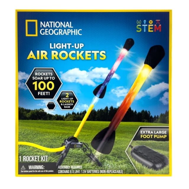 National Geographic Trousse de Fusées à Air Lumineuses avec Deux Fusées à Air à DEL Lançant à Partir d'Une base Noire Ajustable Connectée à un Boyau d'Air Jaune et une Pompe à Pied extra Grand sur Gazon Vert sous un Ciel Bleu avec des Nuages, Conçue pour l'Apprentissage STEM et le Jeu Extérieur pour les Enfants de 6 Ans et Plus.