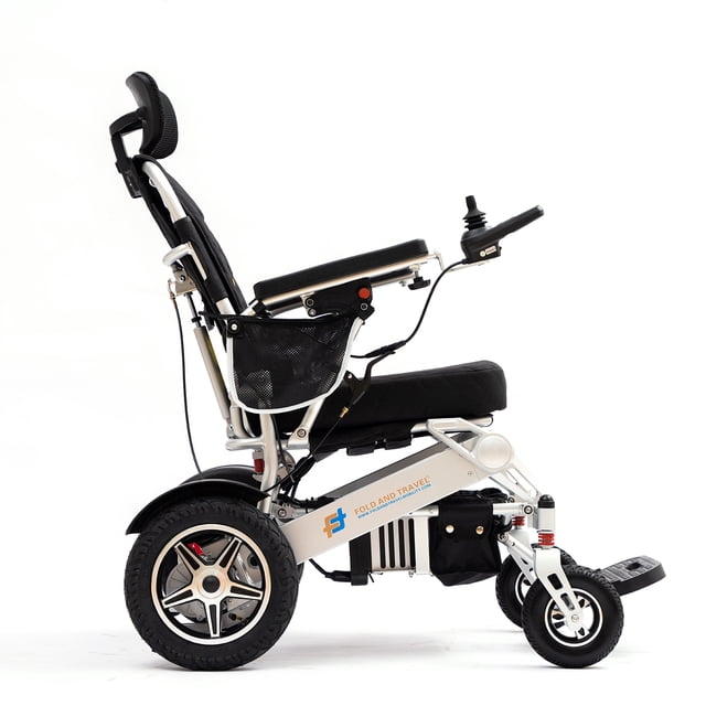 Fauteuil Roulant Électrique Inclinable Pliable et de Voyage pour Adultes Prêt pour le Voyage Fauteuil Électrique Portable Compagnon de Voyage pour Aînés. Vue Latérale d'Un Fauteuil Roulant Électrique Léger et Pliable avec Dossier Inclinable, Coussins de Siège Noirs Respirants et Manette joystick Détachable. Caractéristiques Incluant Roues Anti-Basculement, Roue avant de 8 Pouces pour rotation à 360 Degrés et Roues Arrière de 12,5 Pouces Sans Perçage pour Usage Tout-Terrain. Équipé d'Une Ceinture de Sécurité, Télécommande Bluetooth et Pile au lithium Offrant une Autonomie de 15 Miles sur une Recharge Complète. Compact et Portable, Convient aux Voyages en Avion, en train Ou en Voiture