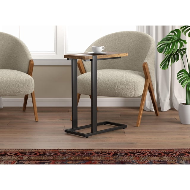 Safdie & Co. Table d'Appoint en Forme de C avec Dessus en MDF de Bois Récupéré Brun et base en Métal Noire, Placée entre Deux Fauteuils Bouclé beige avec Pattes en Bois sur Plancher de Bois et un Tapis à Motifs, Convient aux Petits Espaces et Est Souvent Utilisée comme Table de Plateau de sofa.