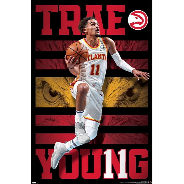 NBA Atlanta Hawks - Trae Young 20 Affiche Murale, 22,375 Po x 34 Po Encadrée Montrant un Joueur de basketball en Blanc, Chandail des Atlanta Hawks Numéro 11 Tenant un Ballon de basketball en l'Air, sur Fond Noir avec des Rayures Rouges et Jaunes et des Yeux de Faucon, avec Texte Rouge Audacieux « Trae Young » et le logo des Atlanta Hawks, Idéale pour la Déco de Chambre à Thème Sportif.