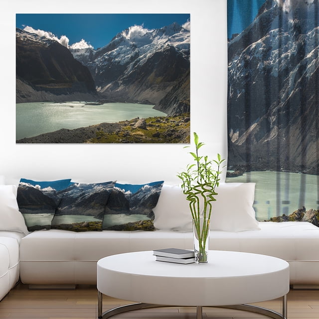 Montagnes Glacées au-Dessus d'Un Lac Bleu