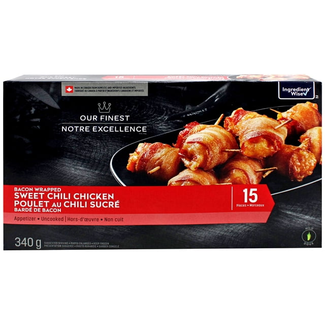 Notre Excellence Boîte d'Apéritif Surgelée au Poulet Chili Sucré Enrobé de Bacon Comprenant 15 Bouchées de Poulet Non Cuites Enrobées de Bacon Assaisonnées de sauce Chili Sucrée sur une Assiette Noire, Emballage de 340 g avec Texte Bilingue Anglais et Français, Fabriqué au Canada et Certifié Ingrédient Wise.
