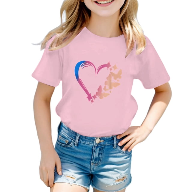 PMVFHDE T-Shirt d'Été à Manches Courtes pour Filles en Rose, avec une Impression Graphique Décontractée d'Un Cœur avec des Papillons. Ce T-Shirt en Coton Respirant à Col Rond et Manches Courtes, Conçu pour les Tout-Petits Jusqu'aux Préados, Montré Ici en Taille 5-6 Ans. le T-Shirt s'Agence avec des shorts en denim, Convient aux Tenues Décontractées, à l'École Ou aux Activités de Plein Air.