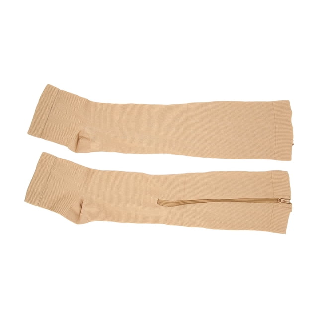 Bas de Compression, Bas de Compression à Bout Ouvert avec Fermeture Éclair Couleur Peau, Conçus pour Favoriser la circulation Sanguine et Offrir des Bienfaits Amincissants pour les Jambes. Fabriqués en Matériau nylon Élastique, Ces Bas Conviennent aux sports et à la Mise en Forme de Belles Jambes. l'Image Montre une Paire de Bas Posés à Plat, Mettant en Valeur le design à Bout Ouvert et la Fermeture Éclair.