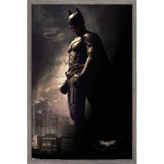 DC Comics Film - The Dark Knight - Batman dans l'Ombre Affiche Murale, 22,375 Pouces x 34 Pouces Affiche Encadrée Mettant en Vedette Batman en Complet Blindé Noir et cape Debout de Profil avec les Poings Serrés contre une skyline de Ville Sombre et un Ciel Nuageux avec un Symbole de Chauve-Souris, Convient à la Décoration Murale de Chambre Ou de Bureau.