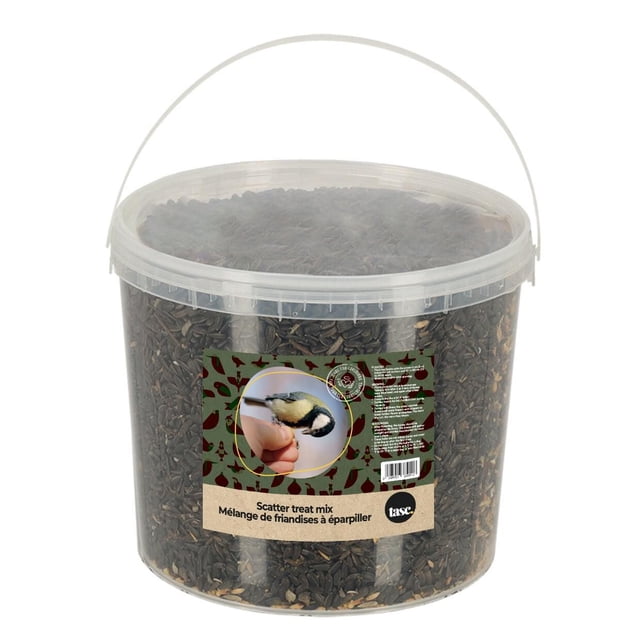 Seau à Tournesol Contenant de la Nourriture pour Oiseaux en Graines de Tournesol Noir dans un Seau en Plastique Transparent avec une Poignée Blanche, Étiqueté comme Mélange de Friandises Dispersées avec une image d'Une Personne Qui Nourrit un Petit Oiseau, Conçu pour Attirer les Geais Bleus, les Pics Bois et les Mésanges pour l'Alimentation des Oiseaux à l'Intérieur.