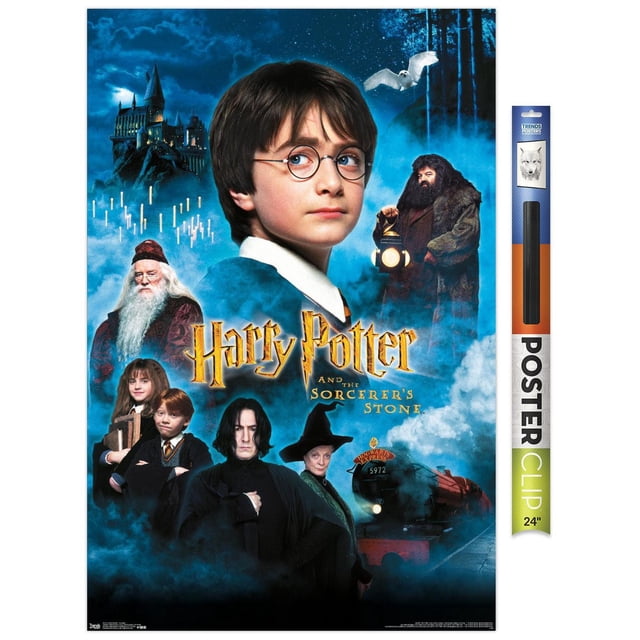 Harry Potter and the Sorcerer's Stone - Candles Affiche Murale d'Une Feuille, 22,375 Po x 34 Po Présentant un collage de Personnages Principaux Orienté vers l'Avant avec le Château de Poudlard Illuminé la Nuit, des Bougies Flottantes, le train Express de Poudlard Numéroté 5972, et un Hibou Blanc Volant au-Dessus de Nuages Bleu Brumeux, Imprimée sur Papier d'Affiche Lustré, Convient à la Décoration de Chambre Ou de Dortoir.