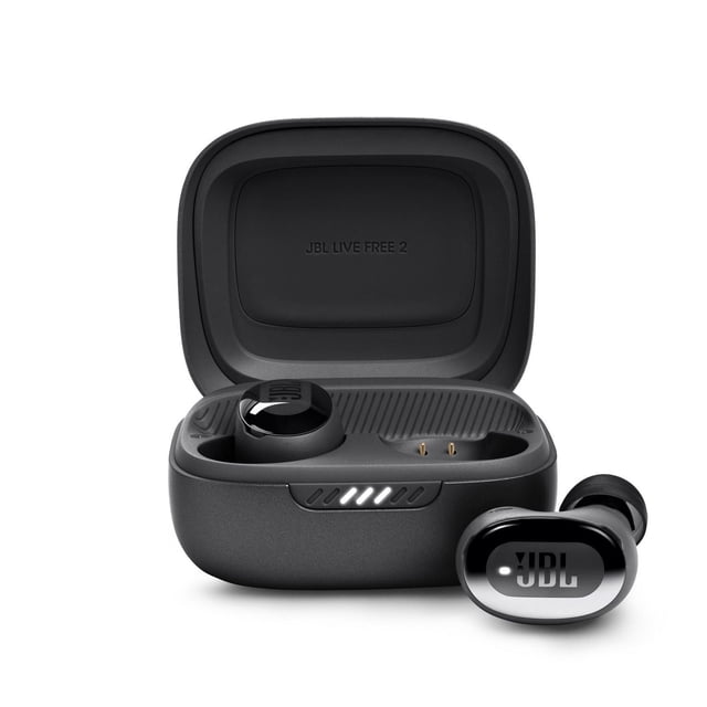 JBL Live Free 2 TWS Écouteurs Bouton Véritablement Sans Fil à Réduction de Bruit en Noir Mat avec un Oreillette dans l'Étui de Recharge Ouvert et l'Autre à Côté, avec design à tube Ovale et logo JBL, Offrant jusqu'à 35 Heures de Lecture avec Recharge Sans Fil Compatible Qi et Réduction de Bruit Adaptative pour un Son Immersif.