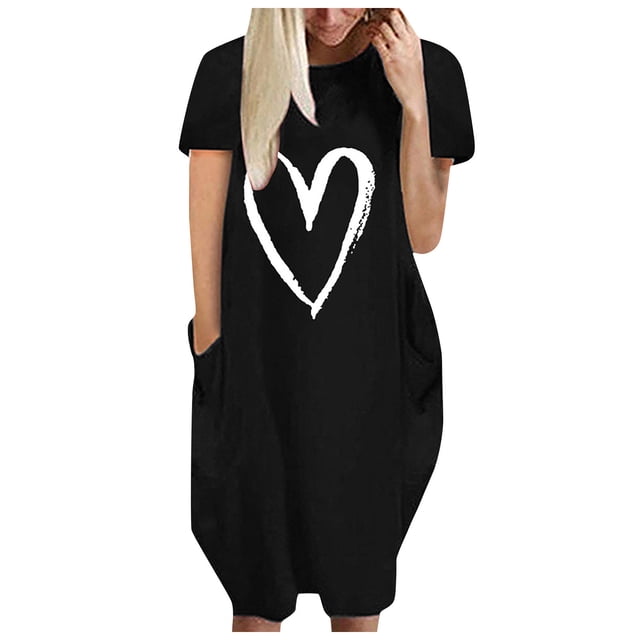 Pisexur Robe Maxi pour Femme Grande Taille avec Tissu Noir et Imprimé de Cœur Blanc à l'Avant. Cette Robe d'Été Décontractée à Manches Courtes, Col Rond et Coupe Ample avec Détails Plissés. la Robe Comprend des Poches Latérales et Est Fabriquée en polyester Respirant, Convient au Port Quotidien, aux Vacances Ou à la Détente. Conçue pour le Confort et le style, Elle s'Adapte à Diverses Formes de Corps et Est Idéale pour le Printemps, l'Été et l'Automne.