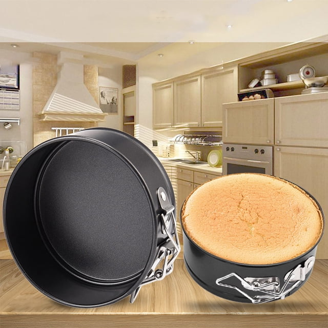 Meitianfacai Moule à Gâteau Rond Mini Antiadhésif à Ressort, Base Libre, Plateau de Cuisson, Mesurant 4 Pouces (11 cm) de Diamètre. le Moule Antiadhésif Présente une Conception à Charnière avec une Pince en Métal et une Base Libre pour un Démoulage Facile du Gâteau. Exposé dans une Cuisine avec un Moule Ouvert et un Autre Tenant un Gâteau Éponge Cuit.