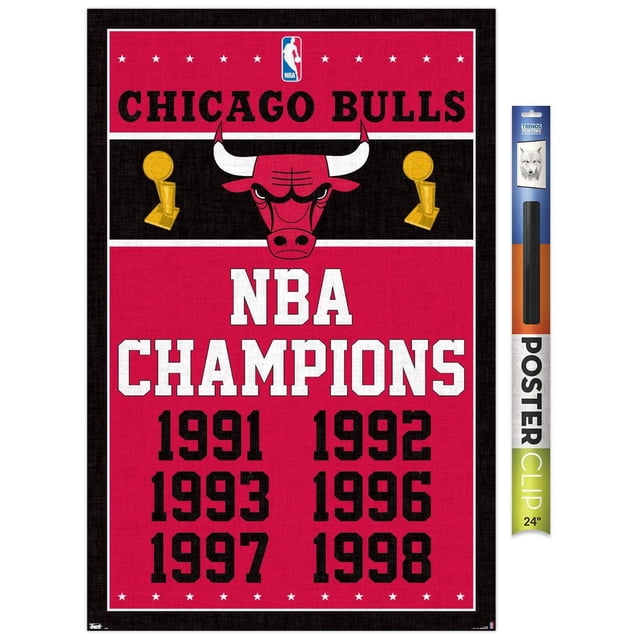 NBA Chicago Bulls - Affiche Murale Champions 13 Mettant en Vedette le logo Tête de Taureau Rouge des Chicago Bulls, Centré entre Deux Trophées de Championnat NBA Dorés, avec Texte Audacieux Répertoriant les Championnats des Années 1991, 1992, 1993, 1996, 1997 et 1998 sur Fond Rouge et Noir, Imprimée sur Papier d'Affiche Lustré et Comprend une Pince pour Affiche de 24 Pouces pour une Suspension Facile