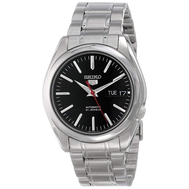 Montre SEIKO en Acier Inoxydable Noir Argent Homme SNKL45K1 Dotée d'Un Boîtier et d'Un bracelet en Acier Inoxydable avec une Finition Argentée. la Montre Présente un Cadran Noir avec Aiguilles et Marqueurs Lumineux, un Affichage Analogique, et un Guichet Jour et date. Elle Comprend un Mouvement Automatique avec 21 Rubis, Cristal hardlex, un Fond de Boîtier Transparent, et un Fermoir Déployant. le Diamètre du Boîtier Est d'Environ 37 mm, et l'Épaisseur de 10 mm. Convient aux Tenues Décontractées et Formelles.