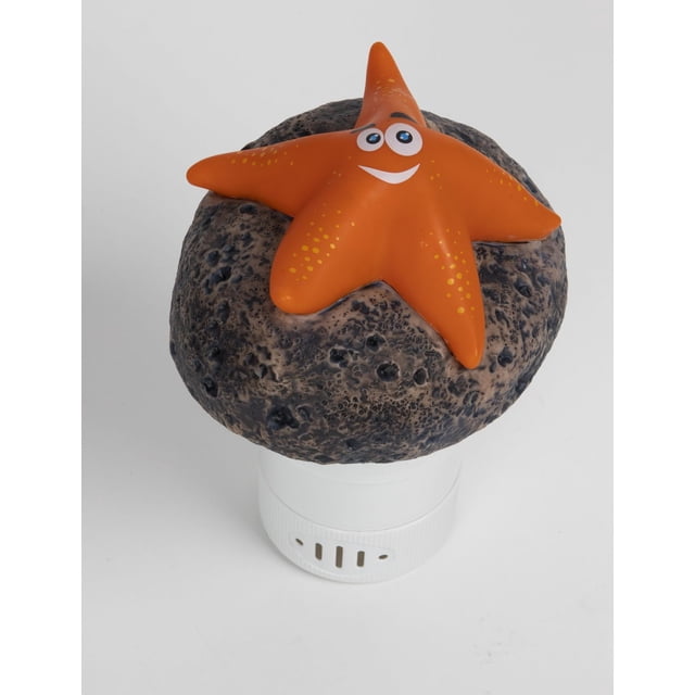 Distributeur de Chlore Flottant Starfish - Orange Mettant en Vedette une Étoile de Mer Orange Vif avec un Visage Souriant et des Yeux Bleus sur une base Texturée Brun Foncé, avec un Anneau de Contrôle Blanc Ajustable Qui Régule le Débit de Chlore pour Piscines hors Terre Ou Creusées, Pouvant Contenir jusqu'à Quatre Pastilles de Chlore de 3 Pouces.