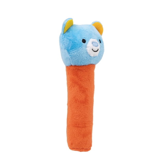 Spark Create Imagine Ourson Qui Couine et Joue Rattle Mettant en Vedette une Douce Tête d'Ourson en Peluche Bleu Pâle avec des Oreilles en Tissu Jaunes et des Yeux, Nez et Sourire Brodés, Attaché à une Poignée en Peluche orange Vif Conçue pour Que les Nourrissons Saisissent et Pressent, Favorisant le Développement des Habiletés Sensorielles et Motrices.