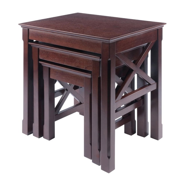40333 Xola Ensemble de tables Gigognes avec Trois tables en Bois Massif, Fini cappuccino, avec Panneaux d'Extrémité en X, Imbriquées selon une Vue avant 3/4, Convient au Salon Ou à l'Accent, avec une Conception Gain de Place et une construction durable.