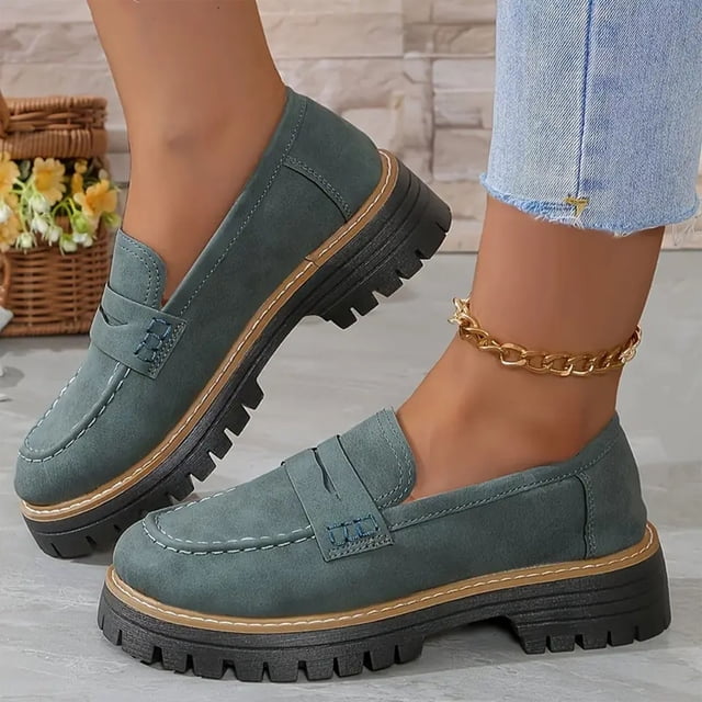 VOAVEKE Sandales Femme, Sandales de Plage pour Femme, Chaussures Décontractées de Mode pour Femmes Printemps Rétro Givrées Bout Rond Talon Épais Semelle Épaisse Mocassins Talon Moyen en Vert, Taille 8.5. Ces Mocassins Confortables Présentent une texture Givrée, un design à Bout Rond, et des Semelles Noires Épaisses avec Surpiqûres Visibles. Idéal pour les Nuits d'Été, les Tenues de Plage, les Fêtes au Jardin et les Vacances.