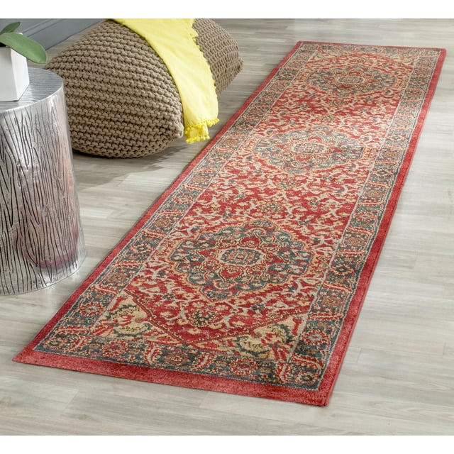 Safavieh Mahal Caelestinus Tapis Traditionnel Présentant des motifs de Médaillon floral Persan Classique dans des Tons Rouge, beige et Bleu, Tissé Mécaniquement à Partir de Fil de Polypropylène durable pour un Usage Très Passant, Posé sur un Plancher de Bois Franc Clair à Côté d'Un pouf Tricoté beige avec un Jeté Jaune et une table d'Appoint à Texture Argentée, Convient aux Couloirs Ou aux Entrées.